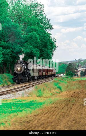 Strasburg, PA, USA - 15 mai 2021 : une locomotive à vapeur de la route ferroviaire de Strasburg s'arrête dans une aire de pique-nique dans la campagne du comté de Lancaster, PA. Banque D'Images