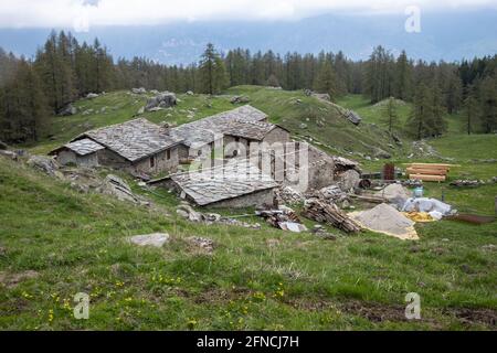 Pâturage alpin utilisé par les bergers pour l'abri du bétail pendant les mois d'été et pour la production de fromage. Banque D'Images