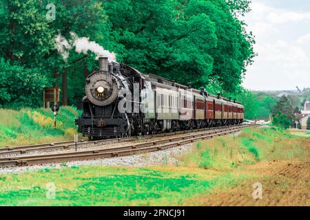 Strasburg, PA, USA - 15 mai 2021 : une locomotive à vapeur de la route ferroviaire de Strasburg s'arrête dans une aire de pique-nique dans la campagne du comté de Lancaster, PA. Banque D'Images