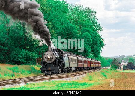 Strasburg, PA, USA - 15 mai 2021 : une locomotive à vapeur de la route ferroviaire de Strasburg se prépare à s'éloigner d'une plantation de pique-nique dans le comté rural de Lancaster Banque D'Images