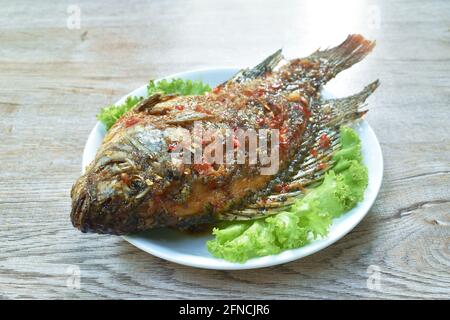 faire frire la vinaigrette au poisson frit à la mangue, épicée et sucrée plaque Banque D'Images