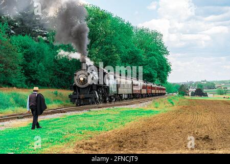 Strasburg, PA, USA - 15 mai 2021 : une locomotive à vapeur de la route ferroviaire de Strasburg se prépare à s'éloigner d'une plantation de pique-nique dans le comté rural de Lancaster Banque D'Images