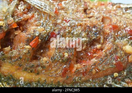 faire frire la vinaigrette au poisson frit à la mangue, épicée et sucrée plaque Banque D'Images