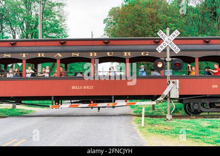 Strasburg, PA, Etats-Unis - 15 mai 2021 : passagers sur la route ferroviaire de Strasburg dans la campagne du comté de Lancaster, PA. Banque D'Images