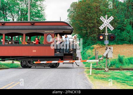 Strasburg, PA, Etats-Unis - 15 mai 2021 : passagers sur la route ferroviaire de Strasburg dans la campagne du comté de Lancaster, PA. Banque D'Images