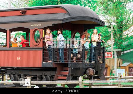 Strasburg, PA, Etats-Unis - 15 mai 2021 : passagers sur la route ferroviaire de Strasburg dans la campagne du comté de Lancaster, PA. Banque D'Images