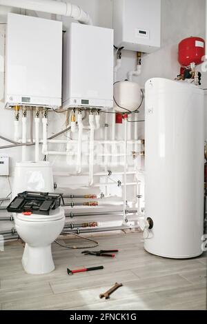 Une toilette blanche pendant la réparation dans une maison contemporaine Banque D'Images