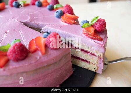 Gâteau au chocolat rubis avec framboises dans un café Banque D'Images