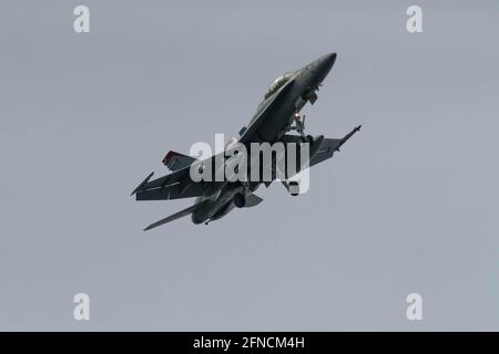 Un McDonnell Douglas F/A-18D Hornet avec le Marine Fighter Attack Squadron 232 (VMFA-232) connu sous le nom de Red Devils vole près de la base aérienne NAF Atsugi à Kanagawa. Banque D'Images