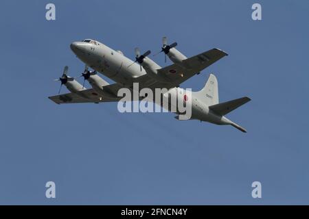 Yamato, Japon. 23 avril 2021. Un avion de reconnaissance maritime Lockheed P-3C Orion avec l'aile aérienne 4 de la flotte de la Force d'autodéfense maritime japonaise (JMSDF) vole près de la base aérienne NAF Atsugi à Kanagawa. Crédit : Damon Coulter/SOPA Images/ZUMA Wire/Alamy Live News Banque D'Images