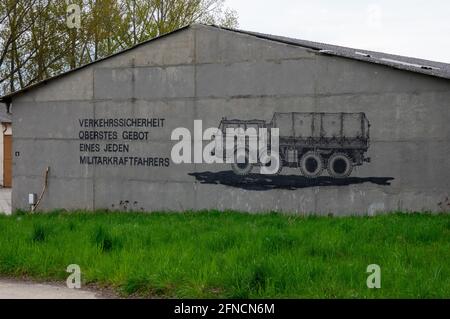 Façade de l'ancien garage militaire GDR NVA. Le texte allemand se traduit par « la sécurité routière, la priorité absolue de chaque conducteur militaire ». Banque D'Images