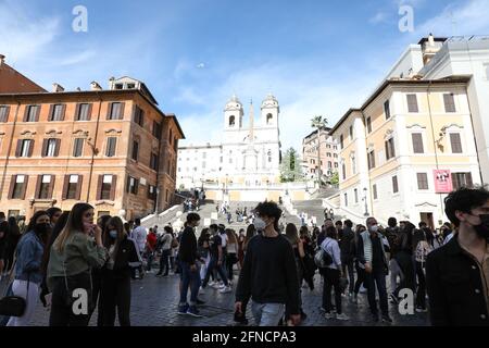 Rome, Italie. 15 mai 2021. Les gens visitent la Piazza di Spagna à Rome, en Italie, le 15 mai 2021. L'Italie a officiellement ouvert ses frontières dimanche pour des voyages sans restriction pour les visiteurs de certains pays. Bien qu'il semble que peu aient profité des règles de voyage assouplies dès leur premier jour, les entreprises de Rome disent qu'elles sont prêtes.POUR ALLER AVEC 'Feature: L'Italie rouvre au tourisme international, l'optimisme de la passionement pour les entreprises' Credit: Cheng Tingting/Xinhua/Alay Live News Banque D'Images