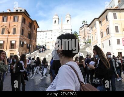 Rome, Italie. 15 mai 2021. Les gens visitent la Piazza di Spagna à Rome, en Italie, le 15 mai 2021. L'Italie a officiellement ouvert ses frontières dimanche pour des voyages sans restriction pour les visiteurs de certains pays. Bien qu'il semble que peu aient profité des règles de voyage assouplies dès leur premier jour, les entreprises de Rome disent qu'elles sont prêtes.POUR ALLER AVEC 'Feature: L'Italie rouvre au tourisme international, l'optimisme de la passionement pour les entreprises' Credit: Cheng Tingting/Xinhua/Alay Live News Banque D'Images