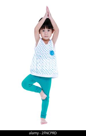 Asiatique joli enfant fait des exercices de yoga. Fille chinoise pratiquant la forme physique au studio. Isolé sur fond blanc. Banque D'Images