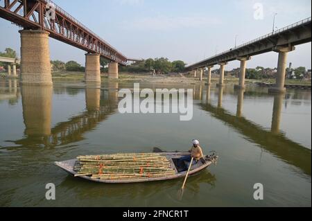 Prayagraj, Inde. 16 mai 2021. Un Boatman transportant du bambou à Phaphamau Ghat à Prayagraj, Inde, le dimanche 16 mai 2021. La police s'en prend aux villageois du nord de l'Inde pour enquêter sur la récupération des corps enterrés dans des fosses de sable peu profondes ou se lavant sur les rives du Gange, ce qui a incité les médias sociaux à spéculer sur le fait qu'ils étaient les restes des victimes de la COVID-19. (Photo de Prabhat Kumar Verma/Pacific Press) crédit: Pacific Press Media production Corp./Alay Live News Banque D'Images