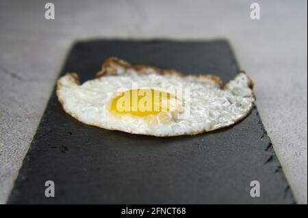 œuf frit en forme de poisson. nourriture Banque D'Images