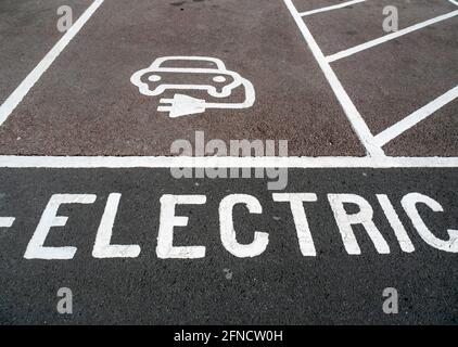 Marquage pour l'espace de chargement de voiture électrique dans la voiture de supermarché Tesco stationnement Banque D'Images