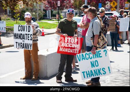 Cape Cod contre les mandats médicaux événement. Main Street, Hyannis, Massachusetts, États-Unis - 15 mai 2021 Banque D'Images