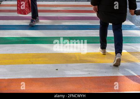 L'illustration montre une traversée piétonne aux couleurs de l'arc-en-ciel, pour sensibiliser à la discrimination contre les personnes LGBTQI+, dans le centre-ville o Banque D'Images