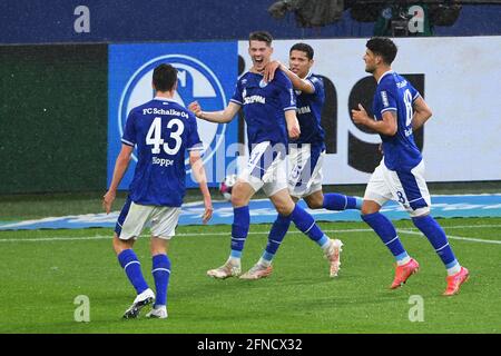 Jubilation Florian FLICK (GE) après son but à 3: 2, de gauche à droite Matthew HOPPE (GE), Florian FLICK (GE), amine HARIT (GE), Goncalo PACIENCIA (GE) Soccer 1. Bundesliga, 33ème jour, FC Schalke 04 (GE) - Eintracht Frankfurt (F) 4: 3, le 15 mai 2021 à Gelsenkirchen/Allemagne. # la réglementation DFL interdit toute utilisation de photographies comme séquences d'images et/ou quasi-vidéo € | utilisation dans le monde entier Banque D'Images