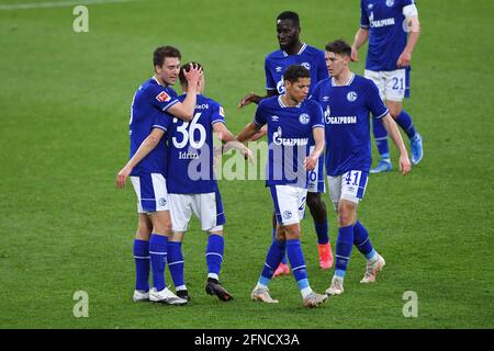 Jubilation GE um Blendi IDRIZI (GE) après son but à 2: 2, de gauche à droite Matthew HOPPE (GE), Blendi IDRIZI (GE), amine HARIT (GE), Salif SANE (GE), Florian FLICK (GE), football 1. Bundesliga, 33ème jour, FC Schalke 04 (GE) - Eintracht Frankfurt (F) 4: 3, le 15 mai 2021 à Gelsenkirchen/Allemagne. # la réglementation DFL interdit toute utilisation de photographies comme séquences d'images et/ou quasi-vidéo € | utilisation dans le monde entier Banque D'Images