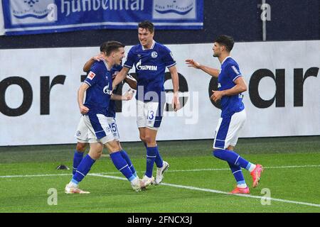 Jubilation Florian FLICK (GE) après son but à 3: 2, de gauche à droite Florian FLICK (GE), Matthew HOPPE (GE), Goncalo PACIENCIA (GE) Soccer 1. Bundesliga, 33ème jour, FC Schalke 04 (GE) - Eintracht Frankfurt (F) 4: 3, le 15 mai 2021 à Gelsenkirchen/Allemagne. # la réglementation DFL interdit toute utilisation de photographies comme séquences d'images et/ou quasi-vidéo € | utilisation dans le monde entier Banque D'Images