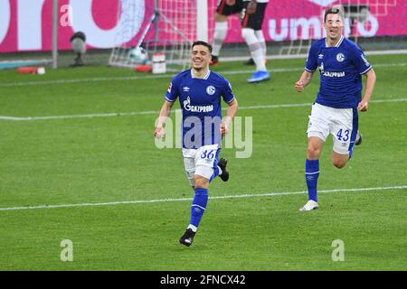 Jubilation Blendi IDRIZI (GE) après son but à 2: 2, r. Matthew HOPPE (GE) Soccer 1. Bundesliga, 33ème jour, FC Schalke 04 (GE) - Eintracht Frankfurt (F) 4: 3, le 15 mai 2021 à Gelsenkirchen/Allemagne. # la réglementation DFL interdit toute utilisation de photographies comme séquences d'images et/ou quasi-vidéo € | utilisation dans le monde entier Banque D'Images