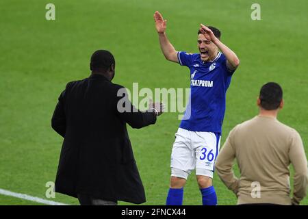 Jubilation Blendi IDRIZI (GE) après son but à 2: 2, avec Gerald ASAMOAH l. (GE, coordination du département joueur sous licence) Soccer 1er Bundesliga, 33ème jour de match, FC Schalke 04 (GE) - Eintracht Frankfurt (F) 4: 3, le 15 mai 2021 à Gelsenkirchen/Allemagne. # la réglementation DFL interdit toute utilisation de photographies comme séquences d'images et/ou quasi-vidéo € | utilisation dans le monde entier Banque D'Images