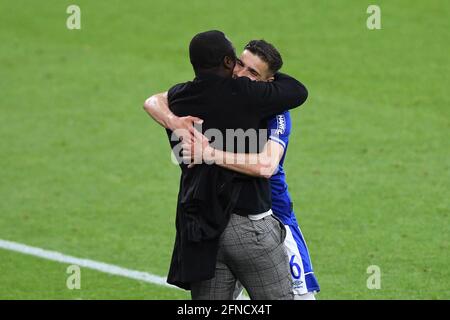 Jubilation Blendi IDRIZI (GE) après son but à 2: 2, avec Gerald ASAMOAH l. (GE, coordination du département joueur sous licence) Soccer 1er Bundesliga, 33ème jour de match, FC Schalke 04 (GE) - Eintracht Frankfurt (F) 4: 3, le 15 mai 2021 à Gelsenkirchen/Allemagne. # la réglementation DFL interdit toute utilisation de photographies comme séquences d'images et/ou quasi-vidéo € | utilisation dans le monde entier Banque D'Images