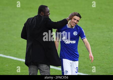 Jubilation Blendi IDRIZI (GE) après son but à 2: 2, avec Gerald ASAMOAH l. (GE, coordination du département joueur sous licence) Soccer 1er Bundesliga, 33ème jour de match, FC Schalke 04 (GE) - Eintracht Frankfurt (F) 4: 3, le 15 mai 2021 à Gelsenkirchen/Allemagne. # la réglementation DFL interdit toute utilisation de photographies comme séquences d'images et/ou quasi-vidéo € | utilisation dans le monde entier Banque D'Images