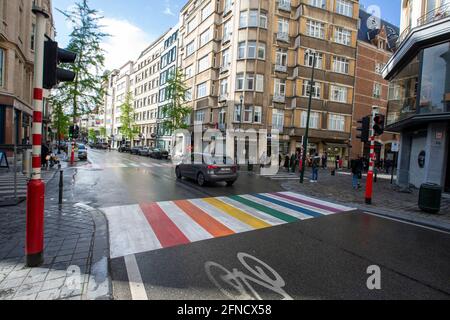 L'illustration montre une traversée piétonne aux couleurs de l'arc-en-ciel, pour sensibiliser à la discrimination contre les personnes LGBTQI+, dans le centre-ville o Banque D'Images