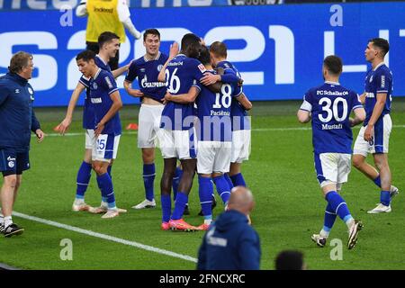 Jubilation GE UM Matthew HOPPE (GE) après son but à 4: 2, coentraîneur de gauche à droite Mike BUESKENS (Bvºskens) (GE), amine HARIT (GE), Florian FLICK (GE), Matthew HOPPE (GE), Salif SANE (GE), Goncalo PACIENCIA (GE), Shkodran MUSTAFI (GE), Mehmet AYDIN (GE) Soccer 1er Bundesliga, 33e jour de match, FC Schalke 04 (GE) - Eintracht Frankfurt (F) 4: 3, le 15 mai. 2021 à Gelsenkirchen/Allemagne. # la réglementation DFL interdit toute utilisation de photographies comme séquences d'images et/ou quasi-vidéo € | utilisation dans le monde entier Banque D'Images