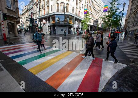 L'illustration montre une traversée piétonne aux couleurs de l'arc-en-ciel, pour sensibiliser à la discrimination contre les personnes LGBTQI+, dans le centre-ville o Banque D'Images