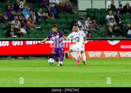 16 mai 2021 ; HBF Park, Perth, Australie occidentale, Australie ; A League football, Perth Glory versus Western Sydney Wanderers ; Kosuke Ota, joueur de Perth Glory, contrôle le ballon Banque D'Images