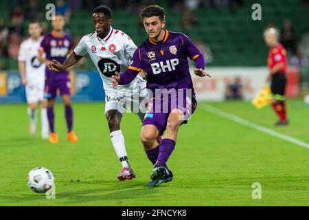 16 mai 2021 ; HBF Park, Perth, Australie occidentale, Australie ; A League football, Perth Glory versus Western Sydney Wanderers ; Luke Bodnar, joueur de Perth Glory, contrôle le ballon Banque D'Images