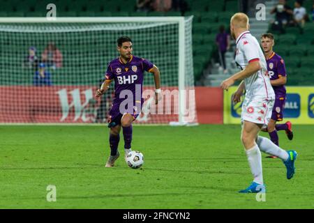 16 mai 2021 ; HBF Park, Perth, Australie occidentale, Australie ; A League football, Perth Glory versus Western Sydney Wanderers ; Bruno Fornaroli, joueur de Perth Glory, contrôle le ballon Banque D'Images