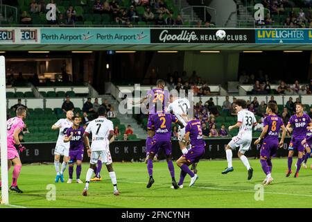 16 mai 2021 ; HBF Park, Perth, Australie occidentale, Australie ; A League football, Perth Glory versus Western Sydney Wanderers ; Darryl Lachman, joueur de Perth Glory, dirige le ballon Banque D'Images