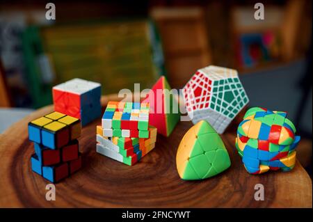 Différents cubes de puzzle colorés de forme inhabituelle Banque D'Images