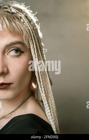 Portrait d'une jolie jeune femme avec la moitié de son visage obscurci par la composition Banque D'Images
