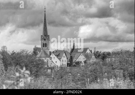 photographie monochrome d'une église dans un village de upper franconie Banque D'Images