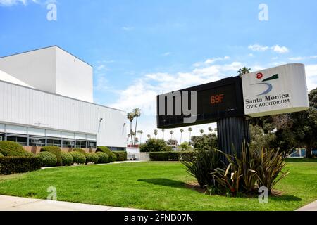 SANTA MONICA, CALIFORNIE - 15 MAI 2021 : Marquee électronique au Santa Monica Civic Auditorium. Banque D'Images