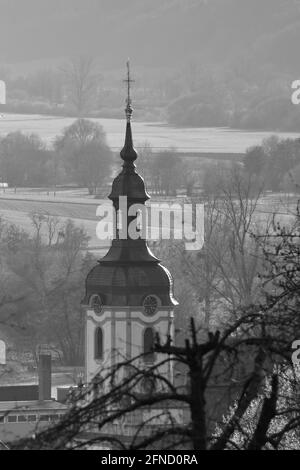 photographie monochrome d'une église dans un village de upper franconie Banque D'Images