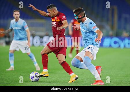 Bruno Peres de Roma (L) vies pour le ballon avec Sergej Milinkovic Savic du Latium pendant le championnat italien Serie UN match de football entre AS Roma et SS Lazio le 15 mai 2021 au Stadio Olimpico à Rome, Italie - photo Federico Proietti / DPPI Banque D'Images