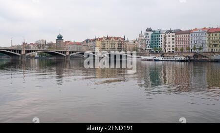 Le fleuve et le pont à Prague et la menace d'inondation. Banque D'Images