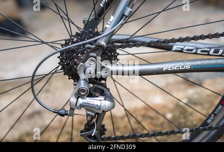 Norwich, Norfolk, Royaume-Uni - mai 15 2021. Mise au point étroite et sélective des pignons et des pignons arrière d'une chaîne d'entraînement Shimano sur un vélo de course. Banque D'Images