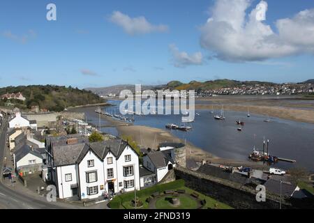 Conwy Town et front de mer surplombant la rivière Banque D'Images