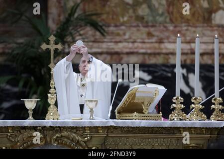 Le pape François célèbre une messe à la basilique Saint-Pierre pour les fidèles du Myanmar vivant à Rome. Vatican, le 16 mai 2021 Banque D'Images