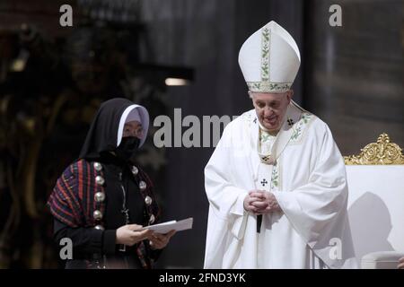 Le pape François célèbre une messe à la basilique Saint-Pierre pour les fidèles du Myanmar vivant à Rome. Vatican, le 16 mai 2021 Banque D'Images