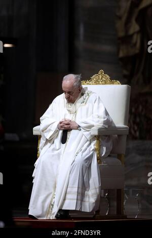 Le pape François célèbre une messe à la basilique Saint-Pierre pour les fidèles du Myanmar vivant à Rome. Vatican, le 16 mai 2021 Banque D'Images