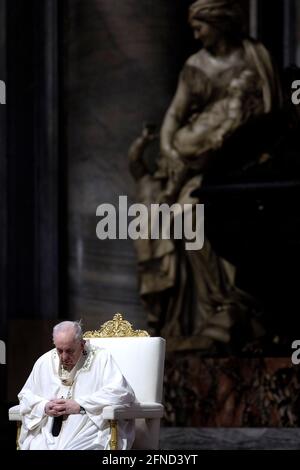 Le pape François célèbre une messe à la basilique Saint-Pierre pour les fidèles du Myanmar vivant à Rome. Vatican, le 16 mai 2021 Banque D'Images